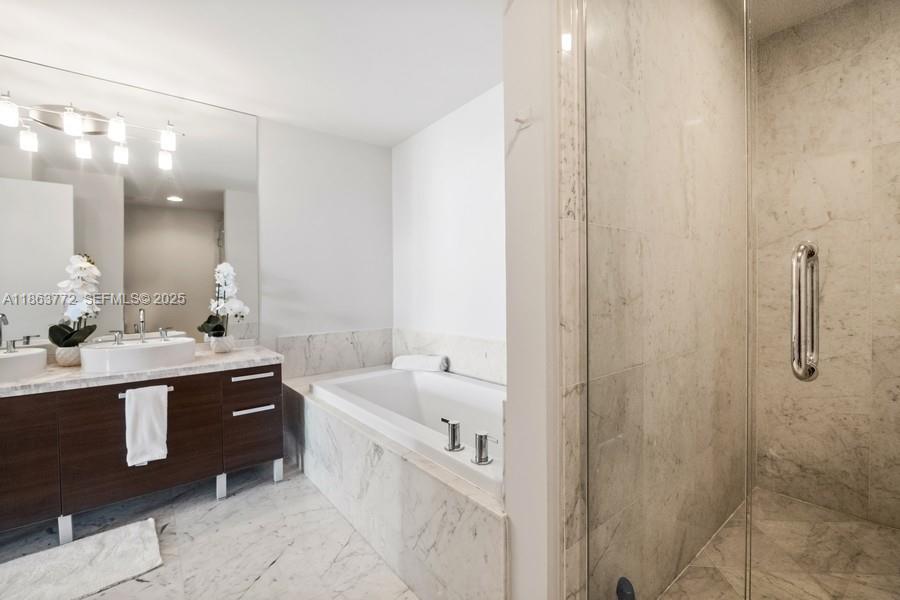 244 Biscayne Blvd #4704, Miami FL 33132