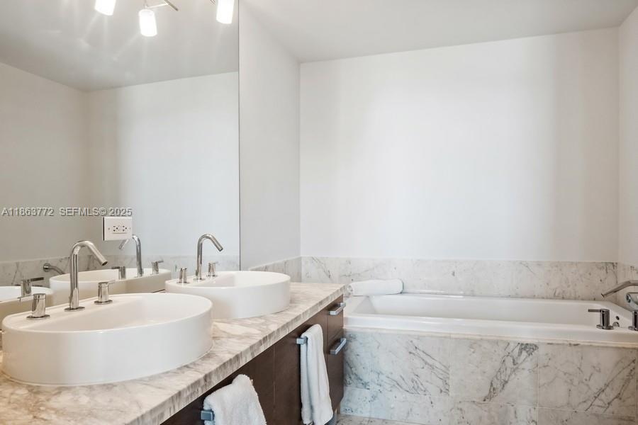 244 Biscayne Blvd #4704, Miami FL 33132