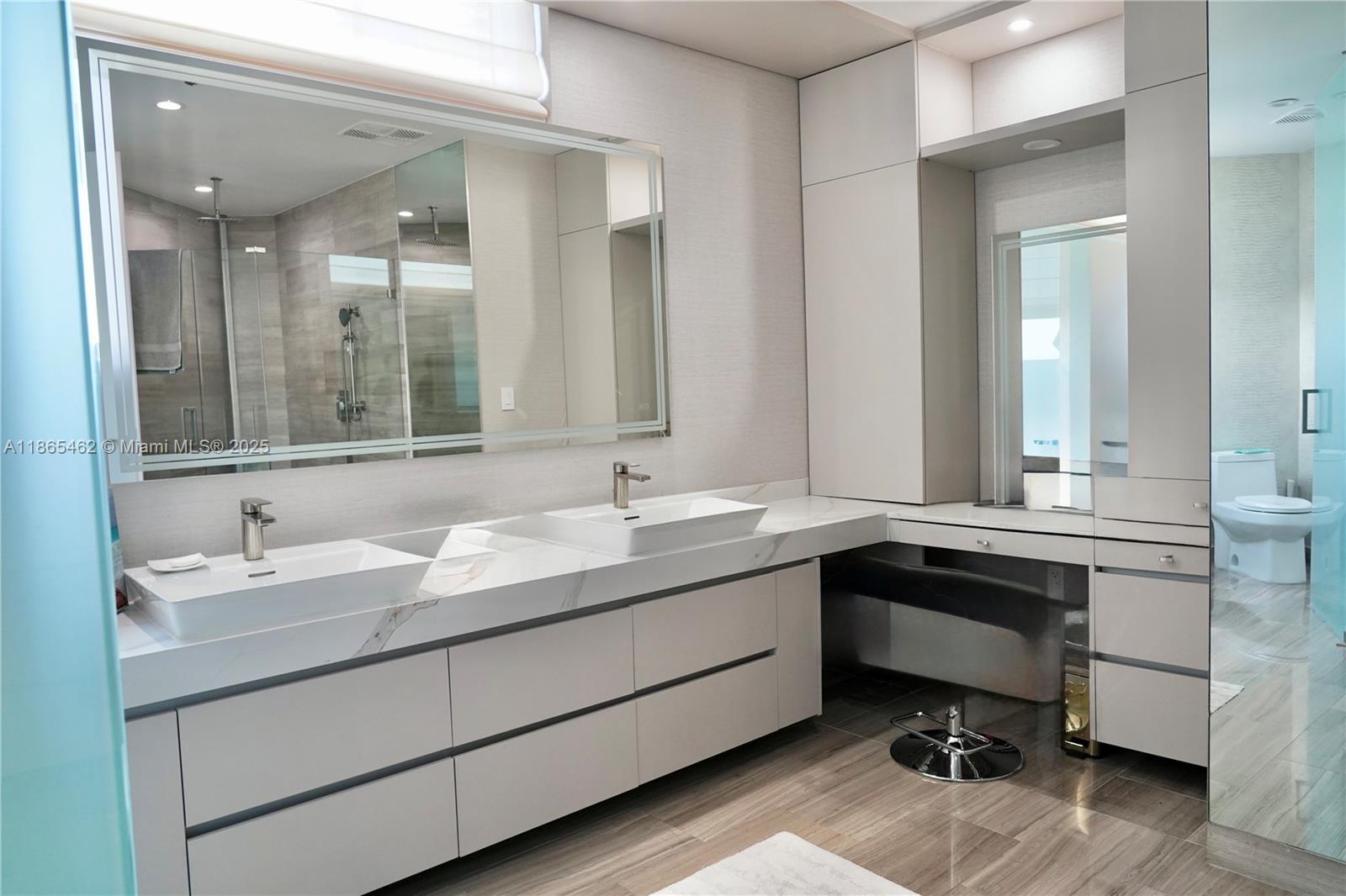 1300 Brickell Bay Dr #3701, Miami FL 33131