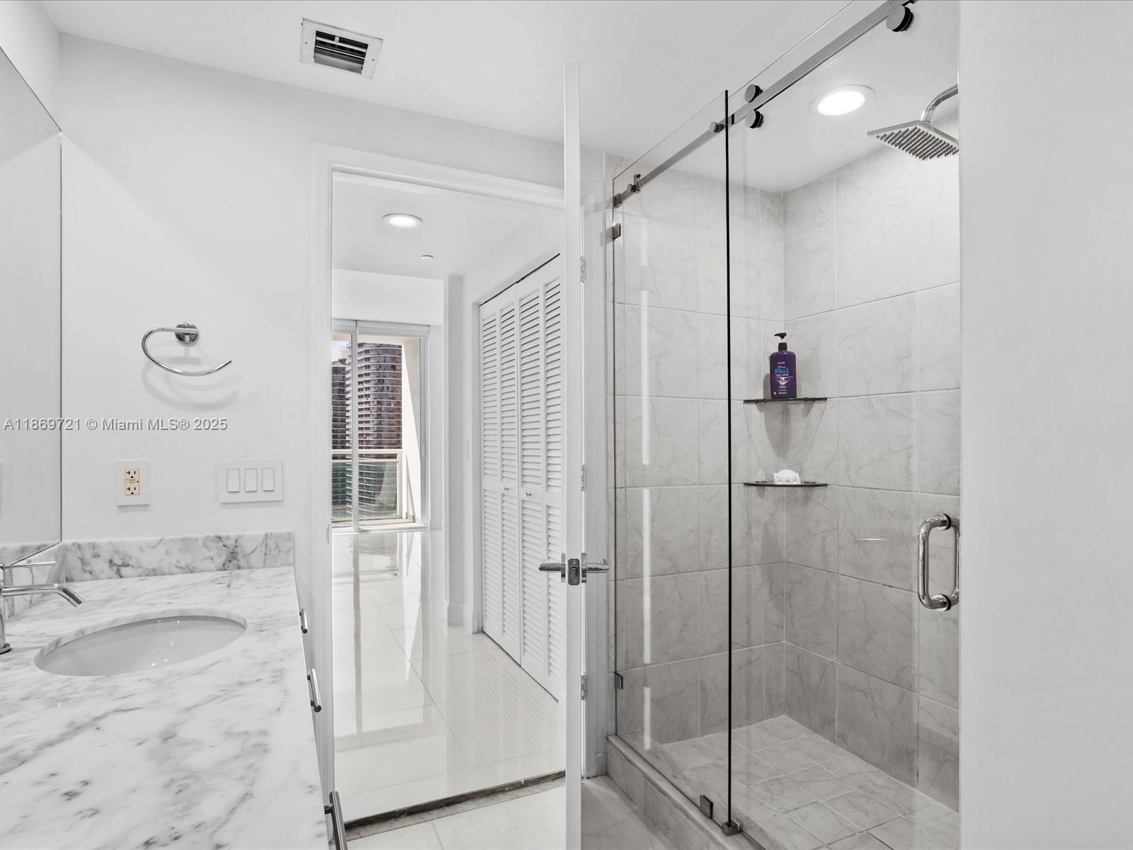 951 Brickell Ave #3707, Miami FL 33131