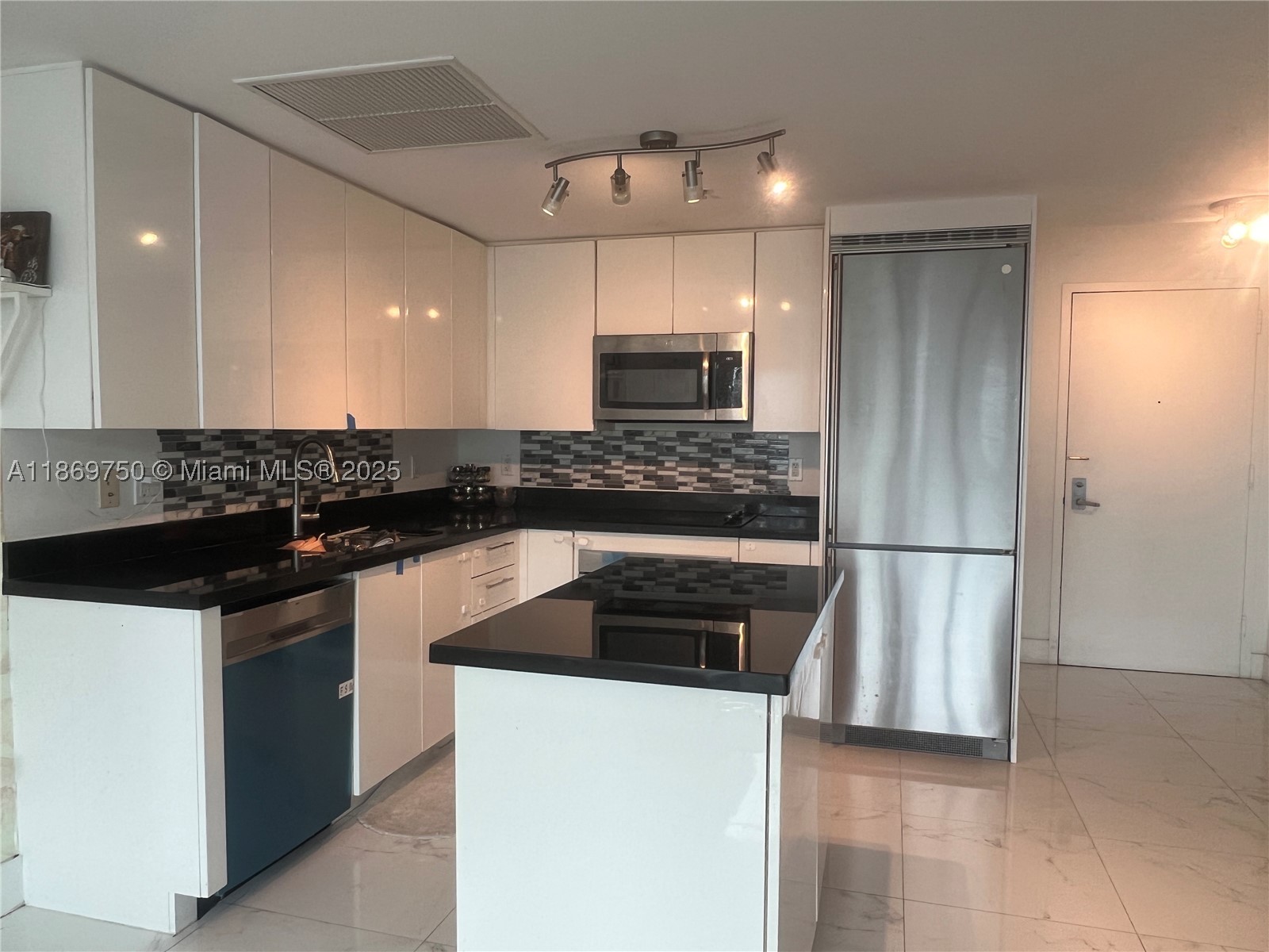 92 SW 3rd St #3803, Miami FL 33130