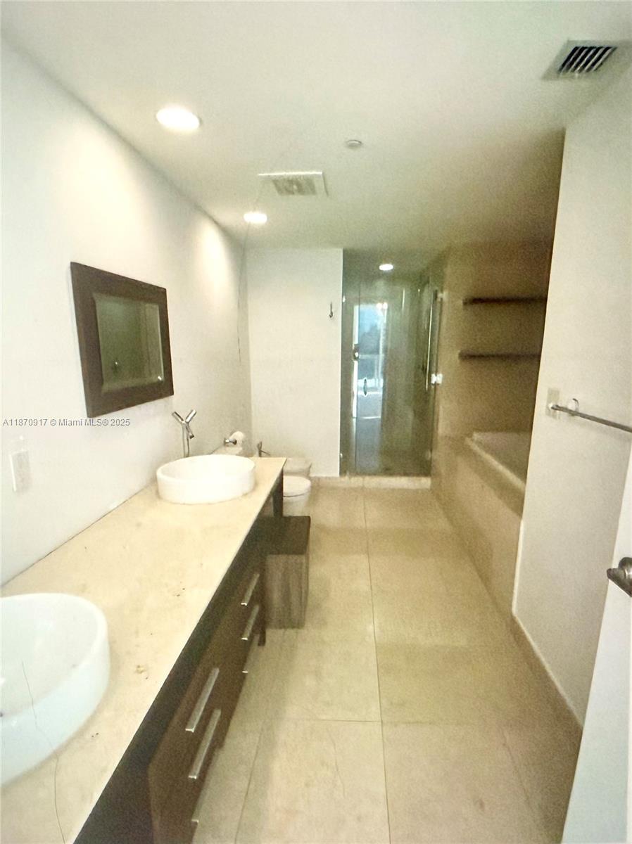 475 Brickell Ave #2915, Miami FL 33131