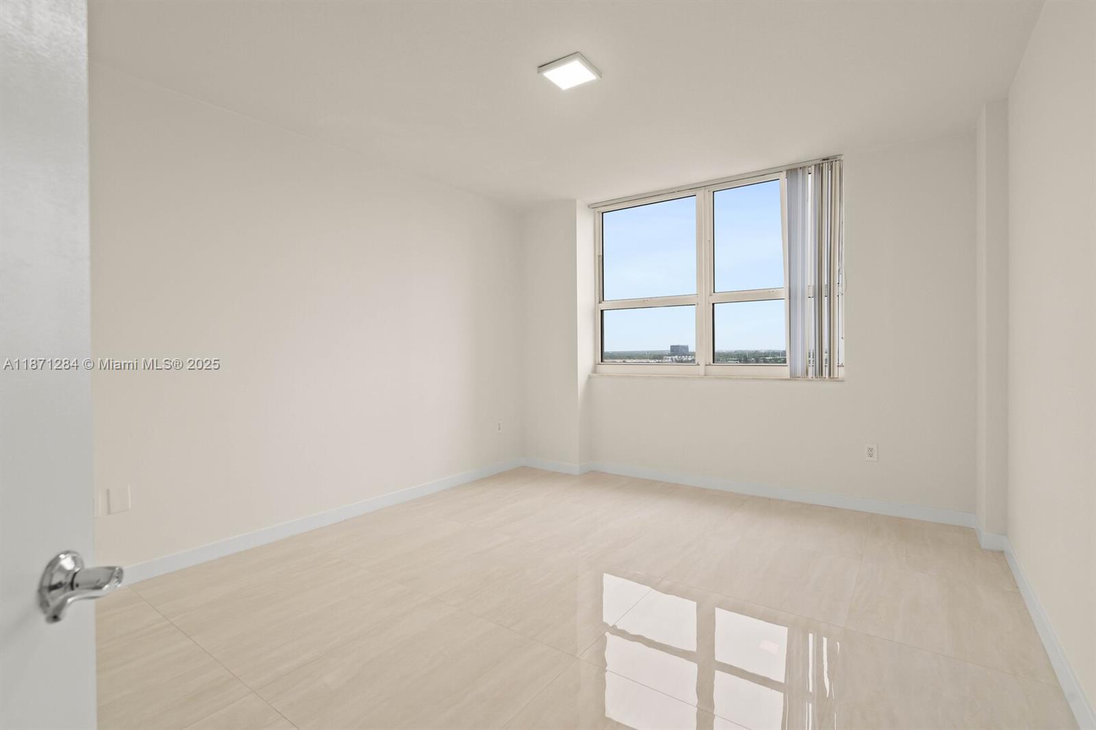 19501 W Country Club Dr #1410, Aventura FL 33180