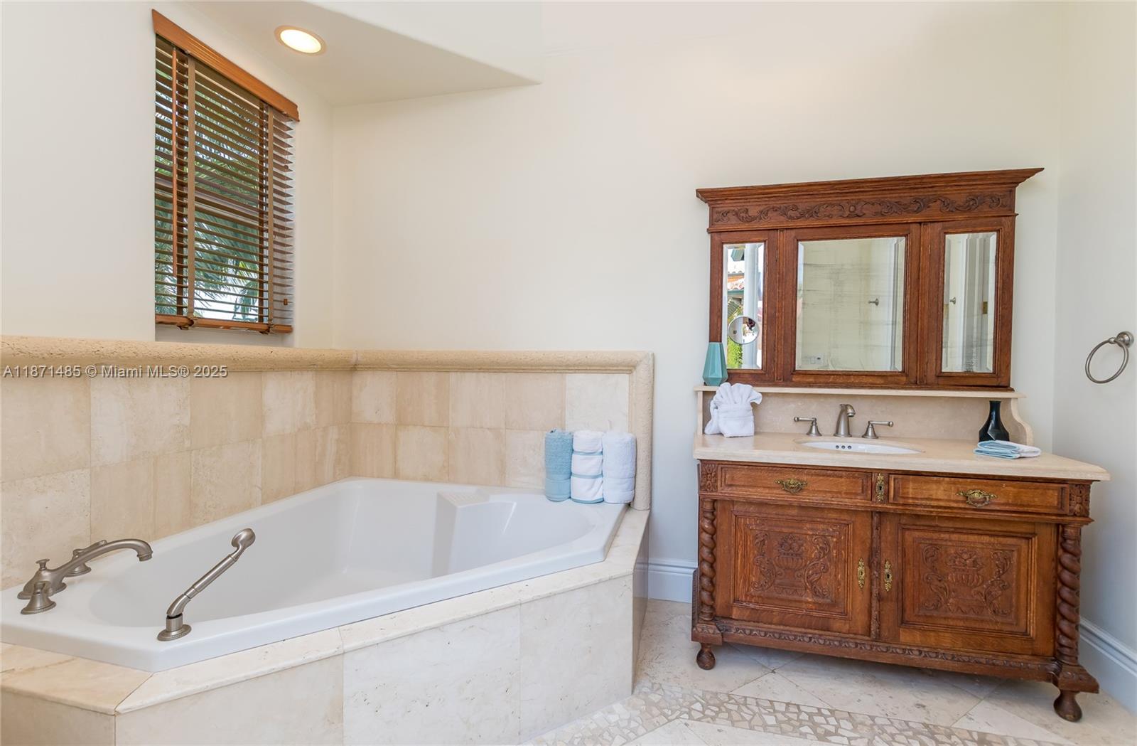 104 Paloma Dr, Coral Gables FL 33143