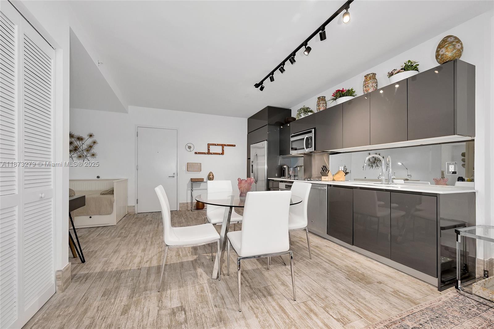 31 SE 6th St #304, Miami FL 33131