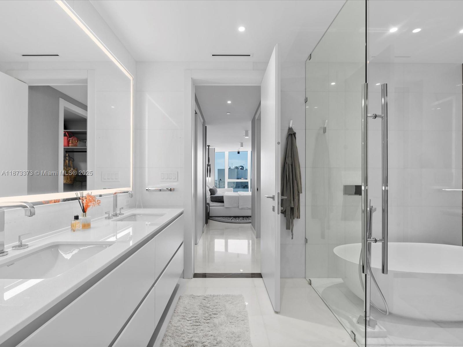 300 Biscayne Boulevard Way #4502E, Miami FL 33131