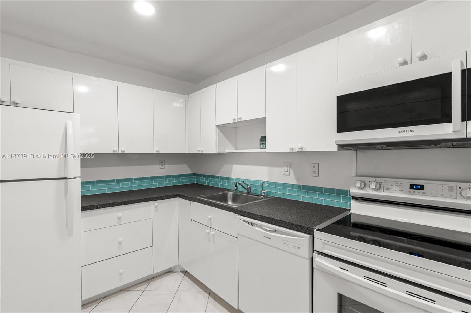 3731 N Country Club Dr #PH-26, Aventura FL 33180