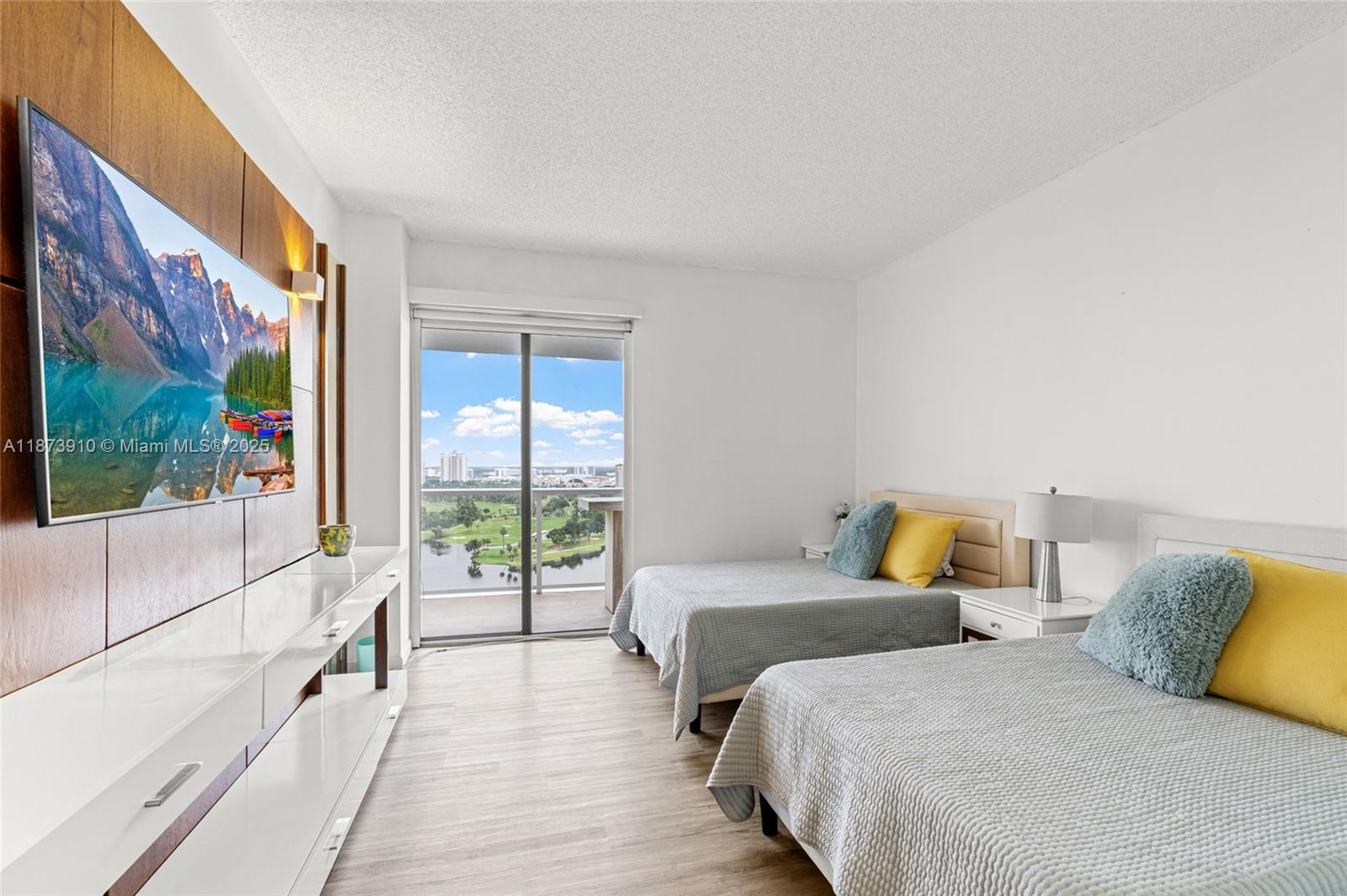 3731 N Country Club Dr #PH-26, Aventura FL 33180