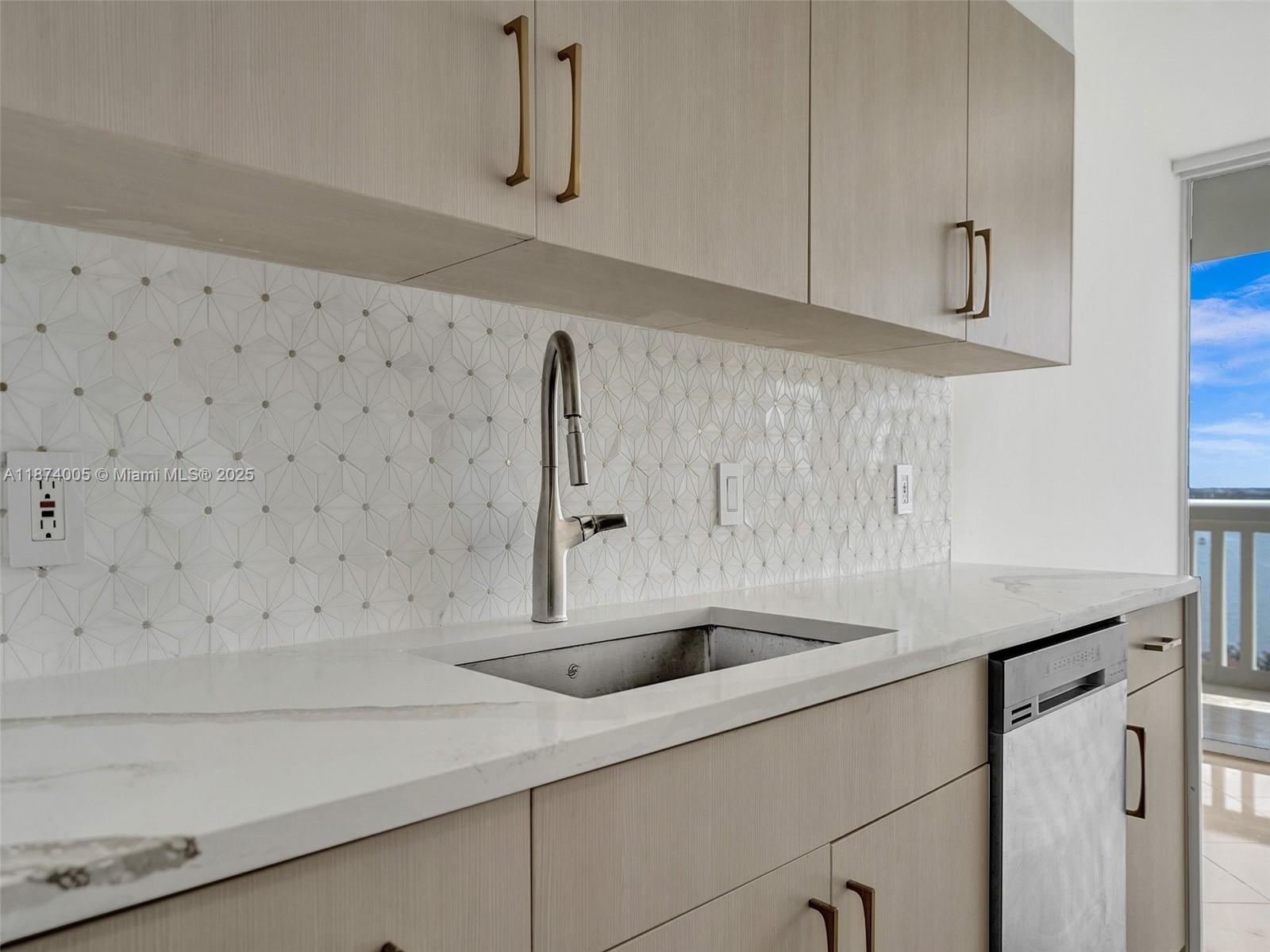 1000 W Island Blvd #1612, Aventura FL 33160