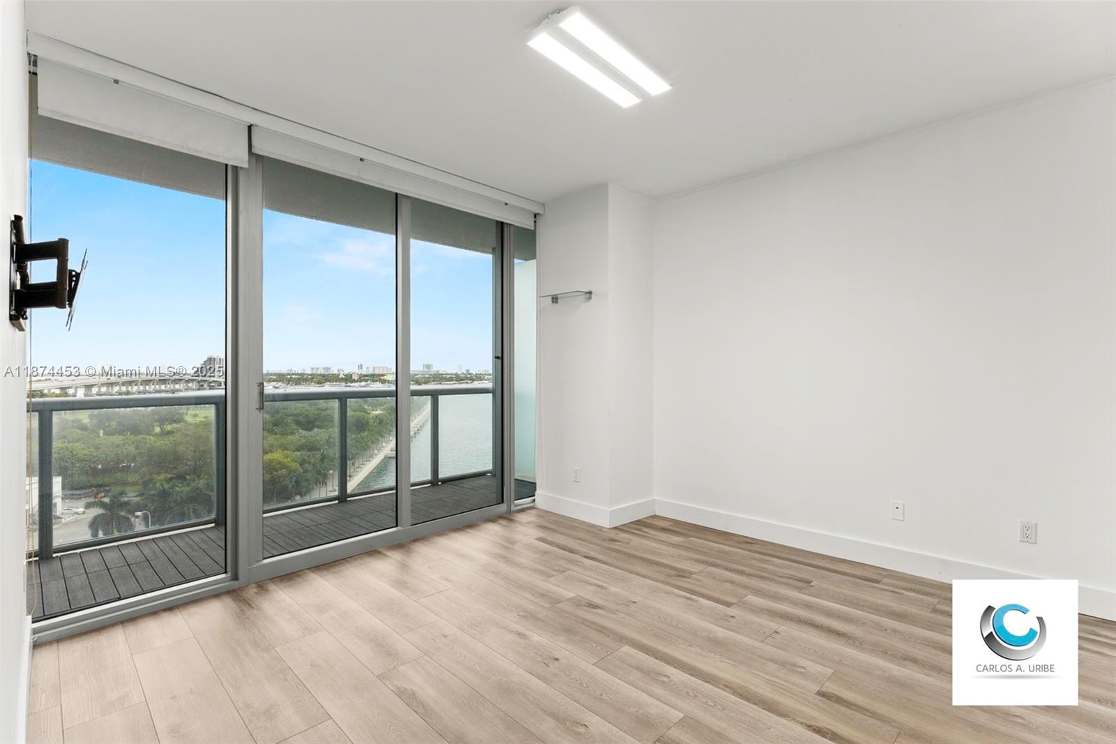 888 Biscayne Blvd #911, Miami FL 33132
