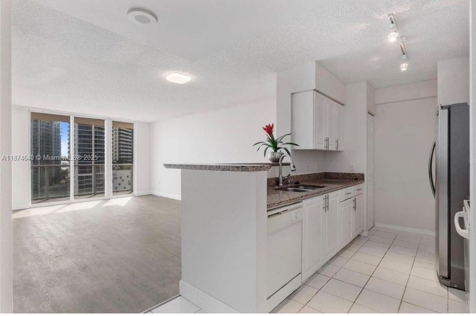 1155 Brickell Bay Dr #1705, Miami FL 33131
