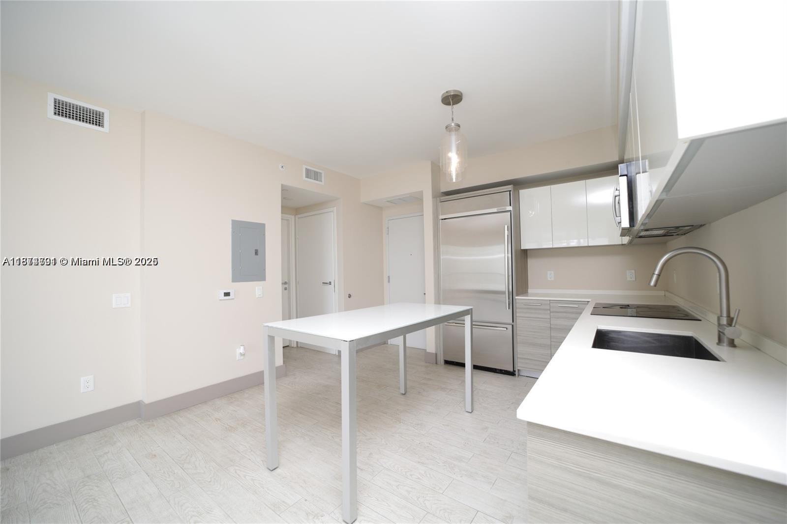 1300 Brickell Bay Dr #1006, Miami FL 33131
