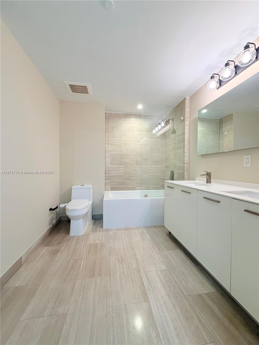 1300 Brickell Bay Dr #1006, Miami FL 33131