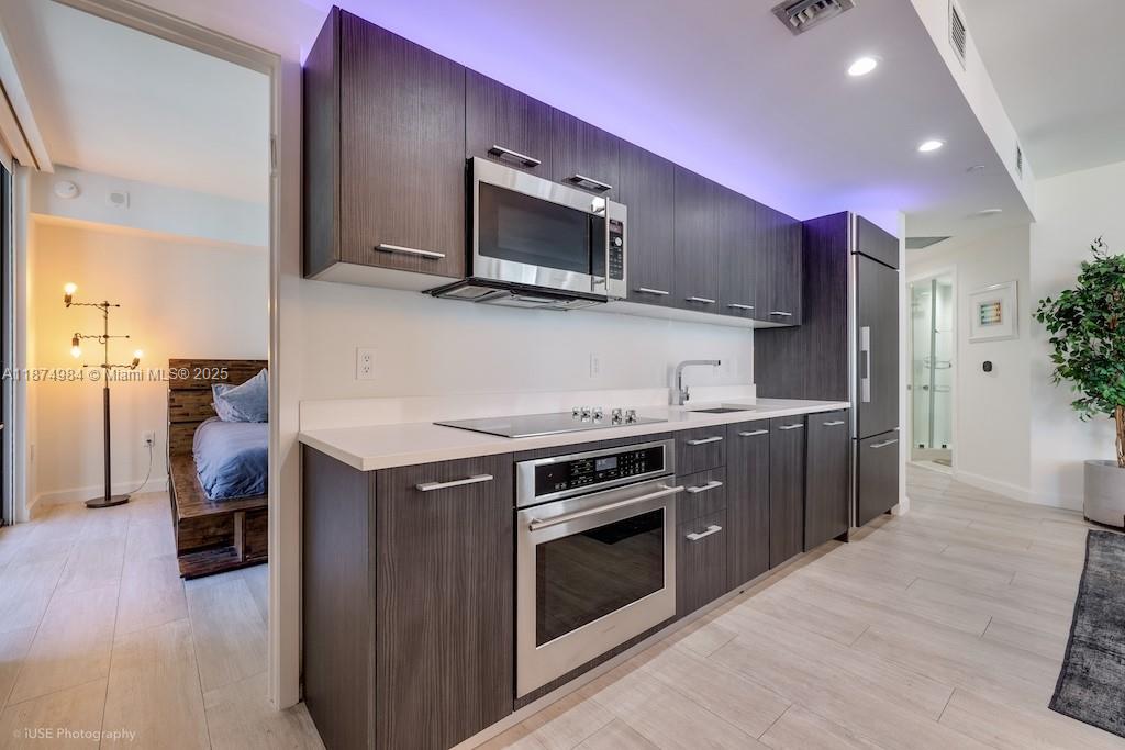 45 SW 9th St #1808, Miami FL 33130