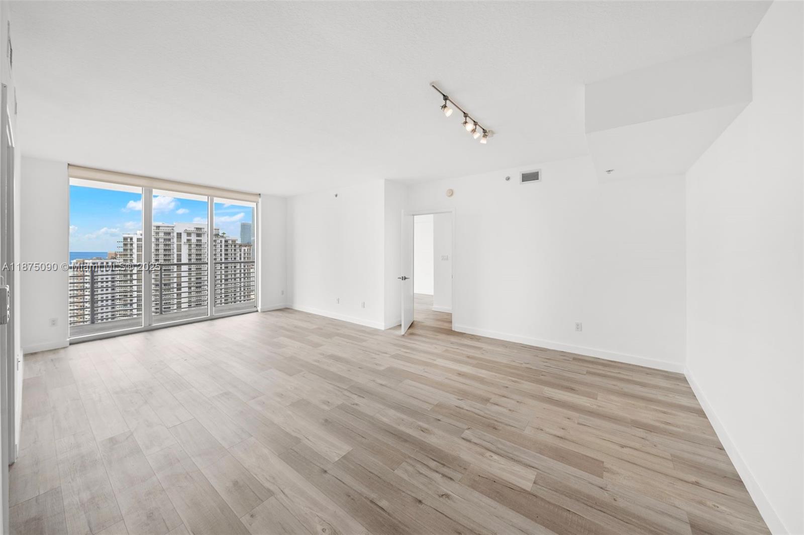 325 S Biscayne Blvd #3819, Miami FL 33131