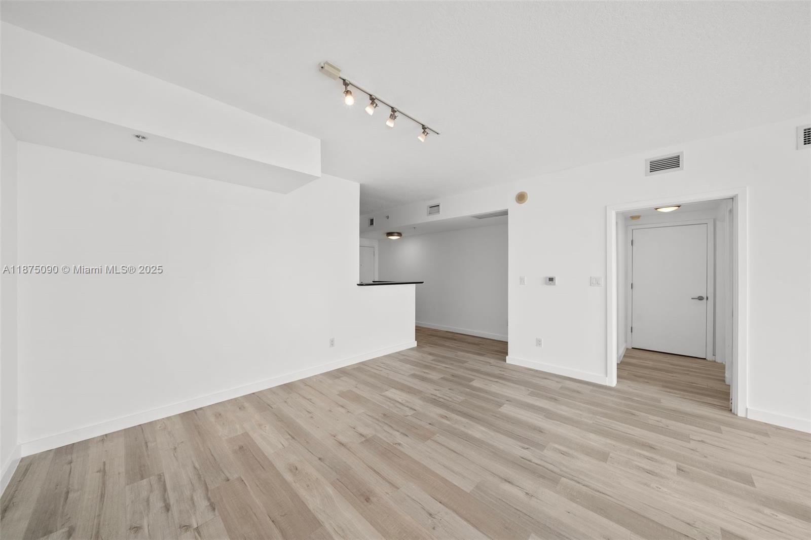 325 S Biscayne Blvd #3819, Miami FL 33131