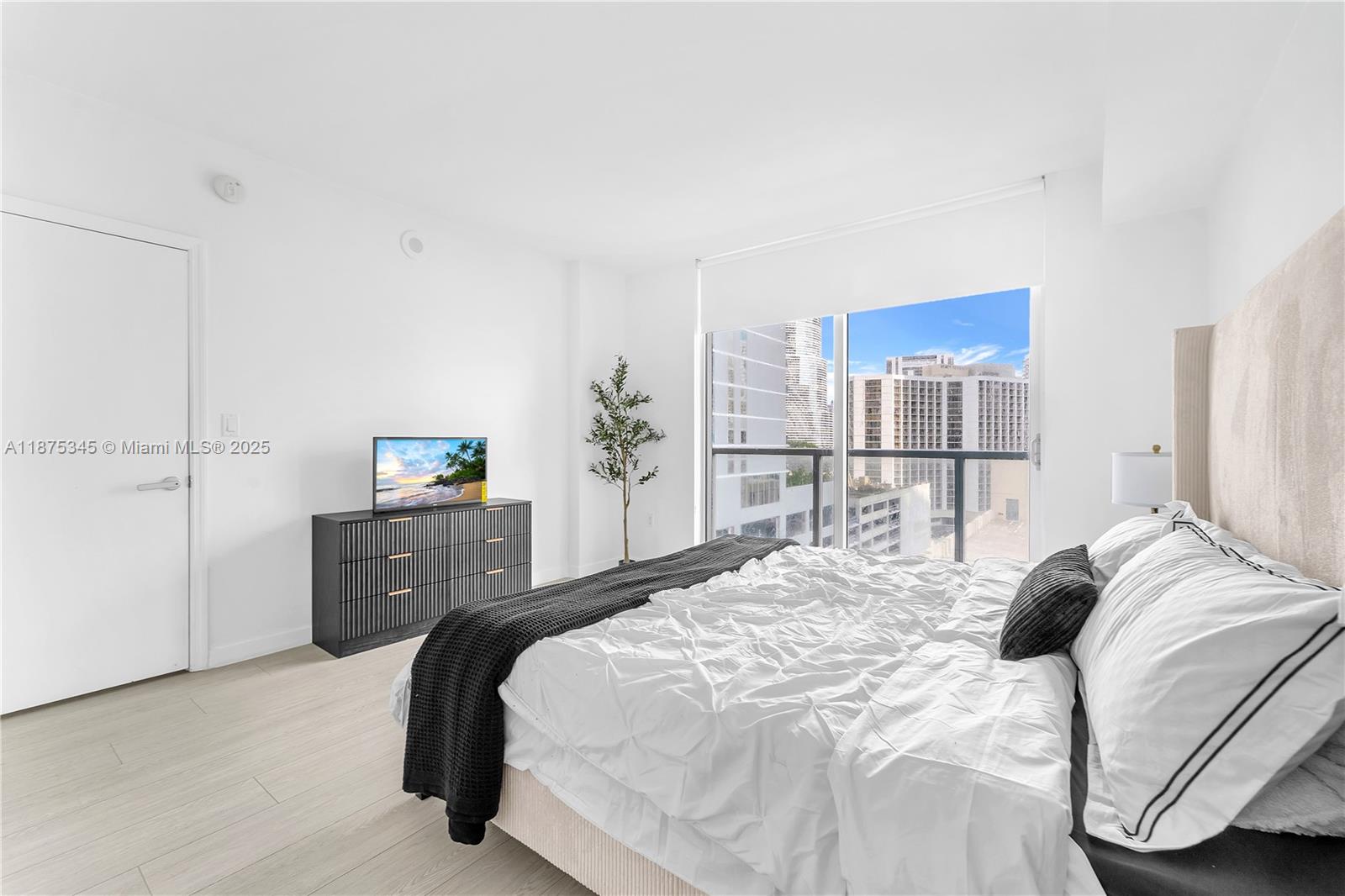 500 Brickell Ave #1605, Miami FL 33131