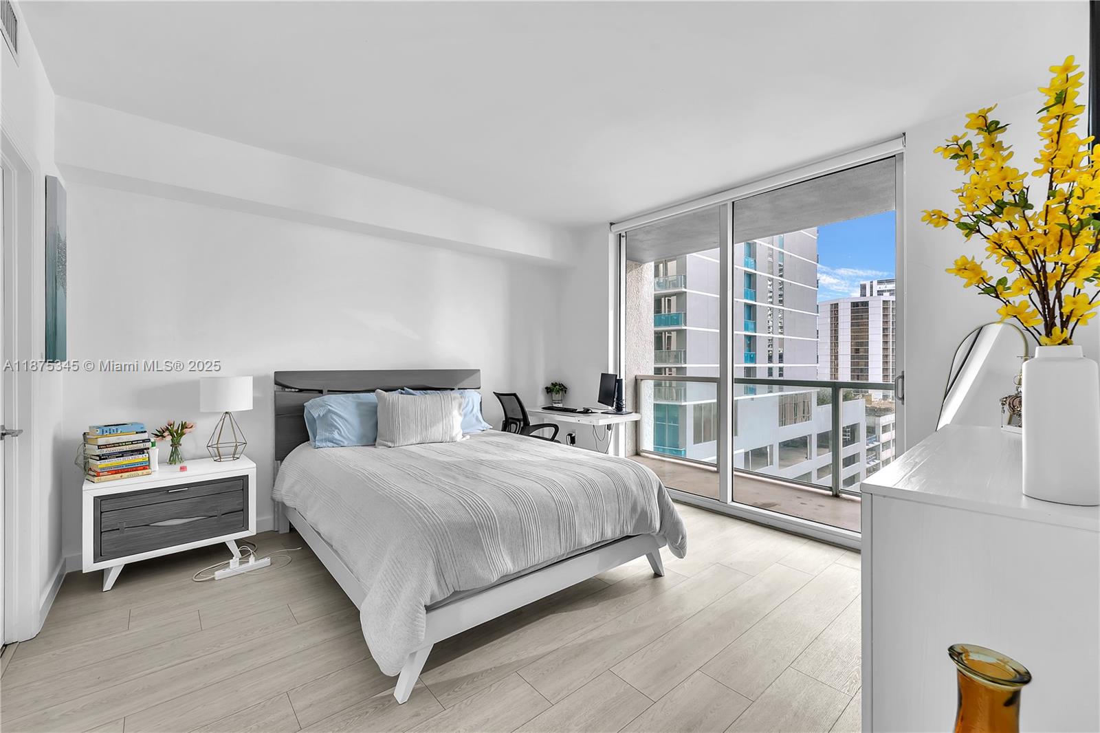 500 Brickell Ave #1605, Miami FL 33131