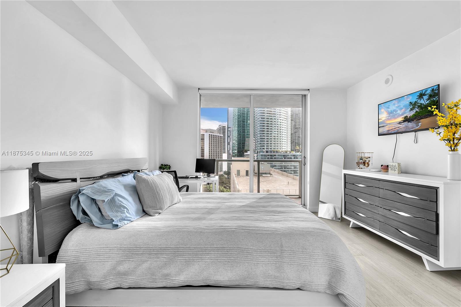 500 Brickell Ave #1605, Miami FL 33131
