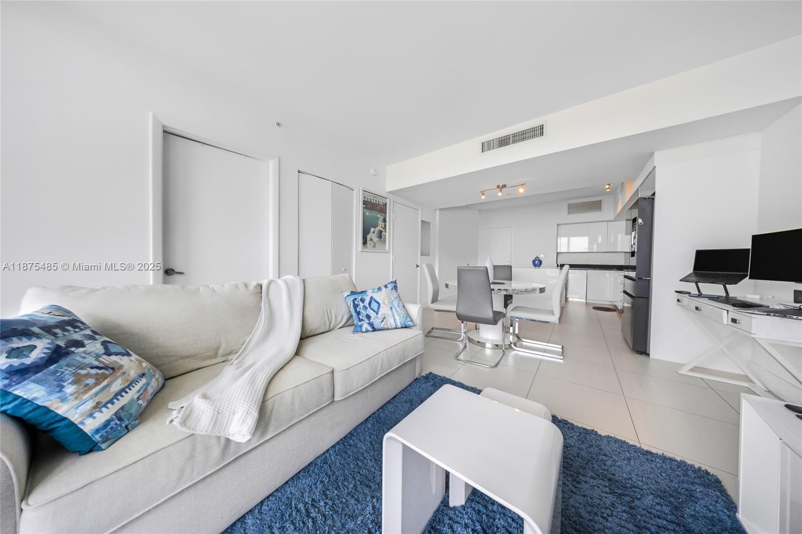 92 SW 3rd St #2009, Miami FL 33130