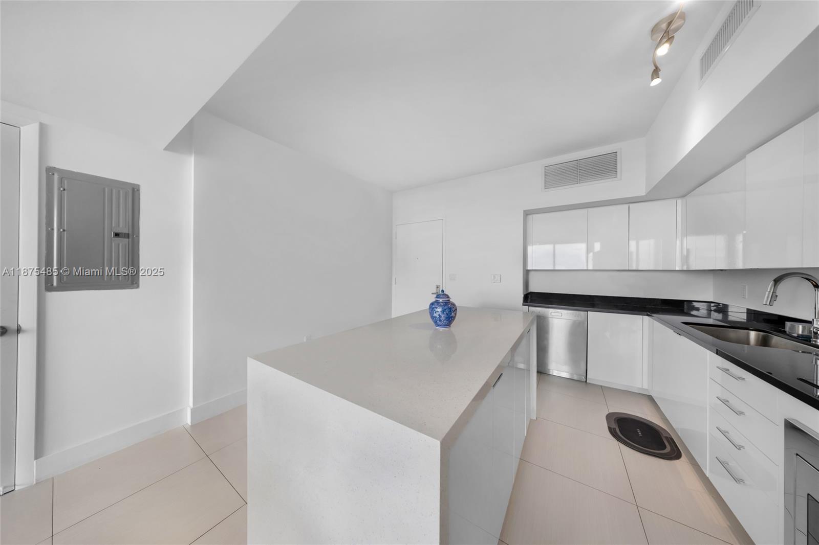 92 SW 3rd St #2009, Miami FL 33130