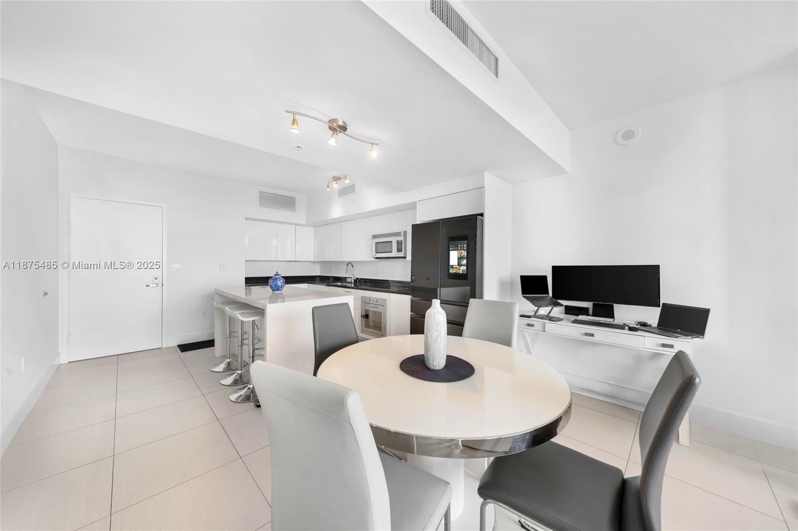 92 SW 3rd St #2009, Miami FL 33130