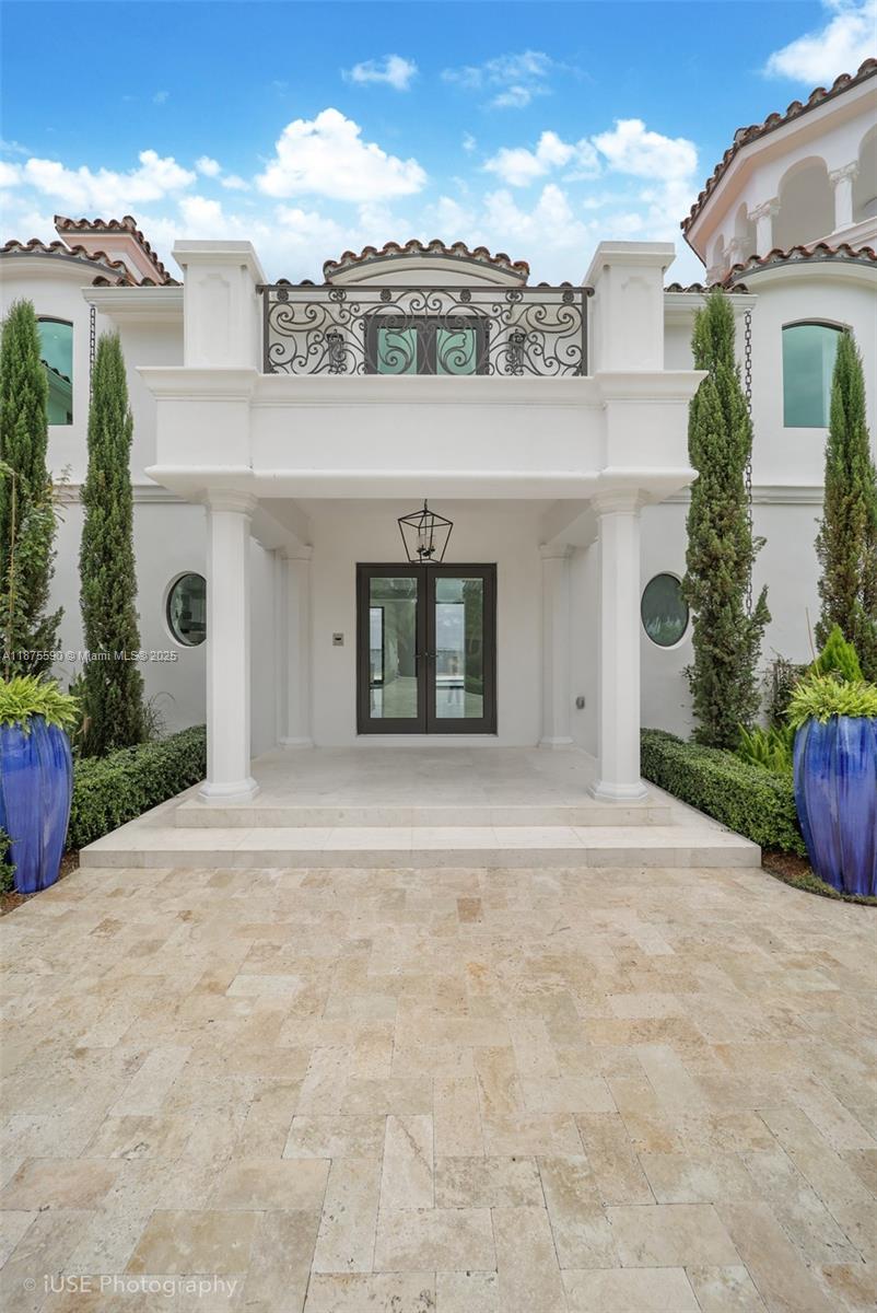 1001 N Venetian Dr, Miami FL 33139