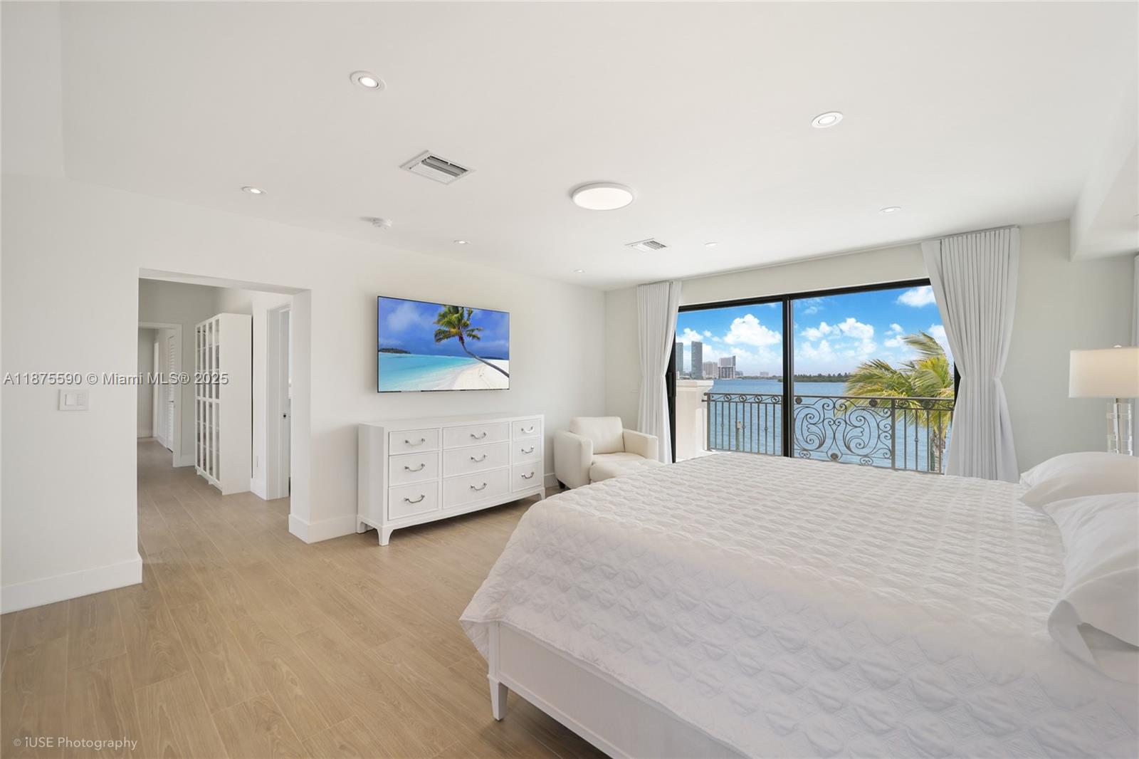 1001 N Venetian Dr, Miami FL 33139