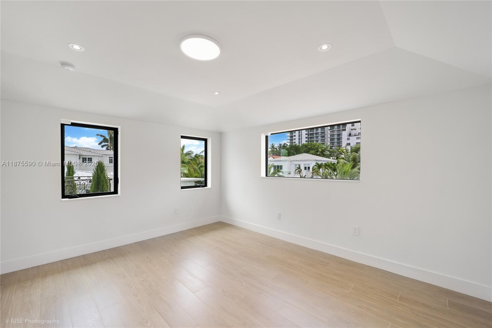 1001 N Venetian Dr, Miami FL 33139