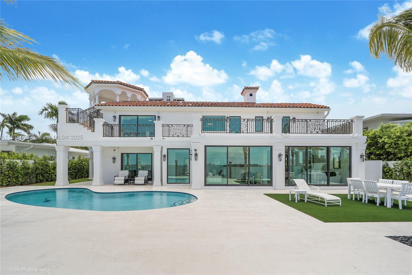 1001 N Venetian Dr, Miami FL 33139