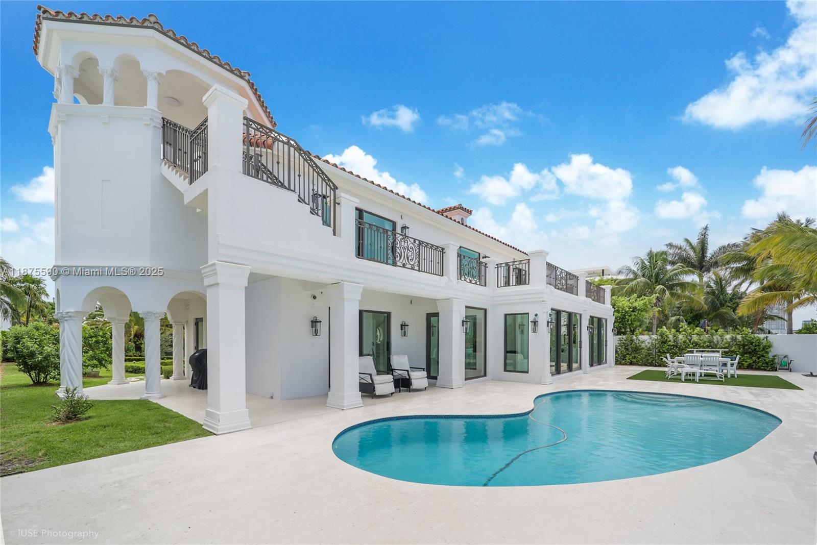 1001 N Venetian Dr, Miami FL 33139