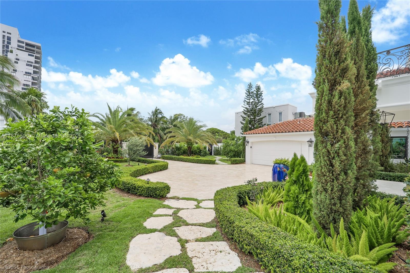 1001 N Venetian Dr, Miami FL 33139