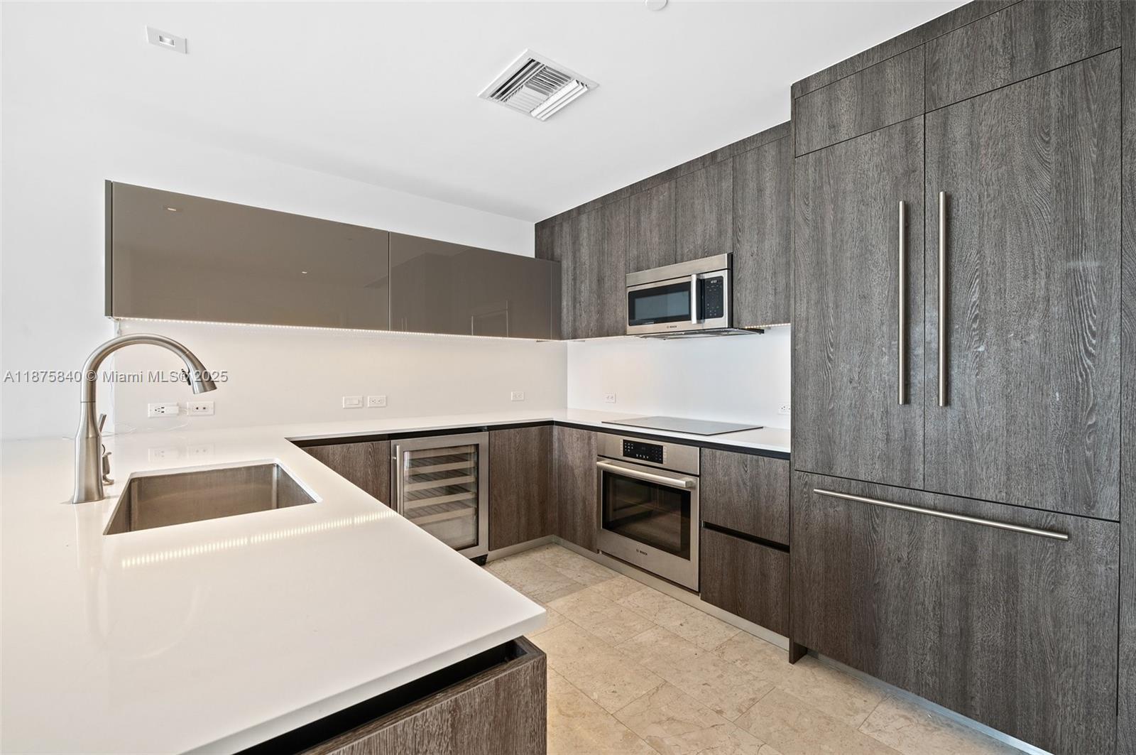 88 SW 7th St #1403, Miami FL 33130