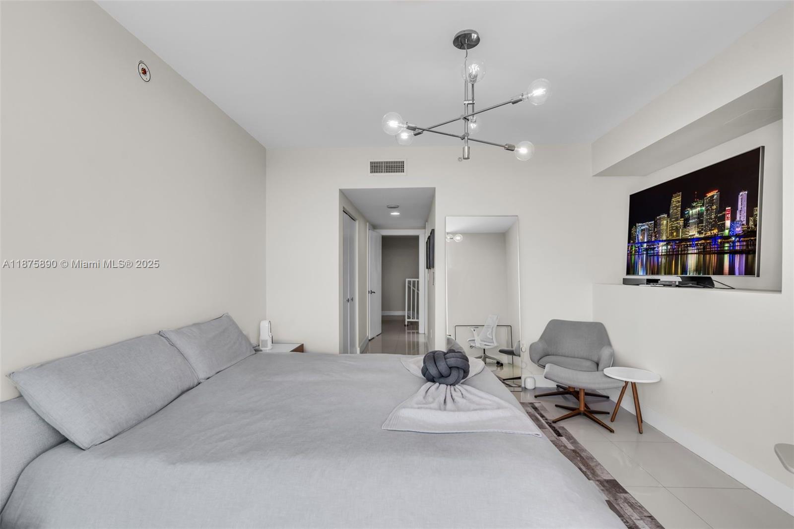 900 Biscayne Blvd #1707, Miami FL 33132