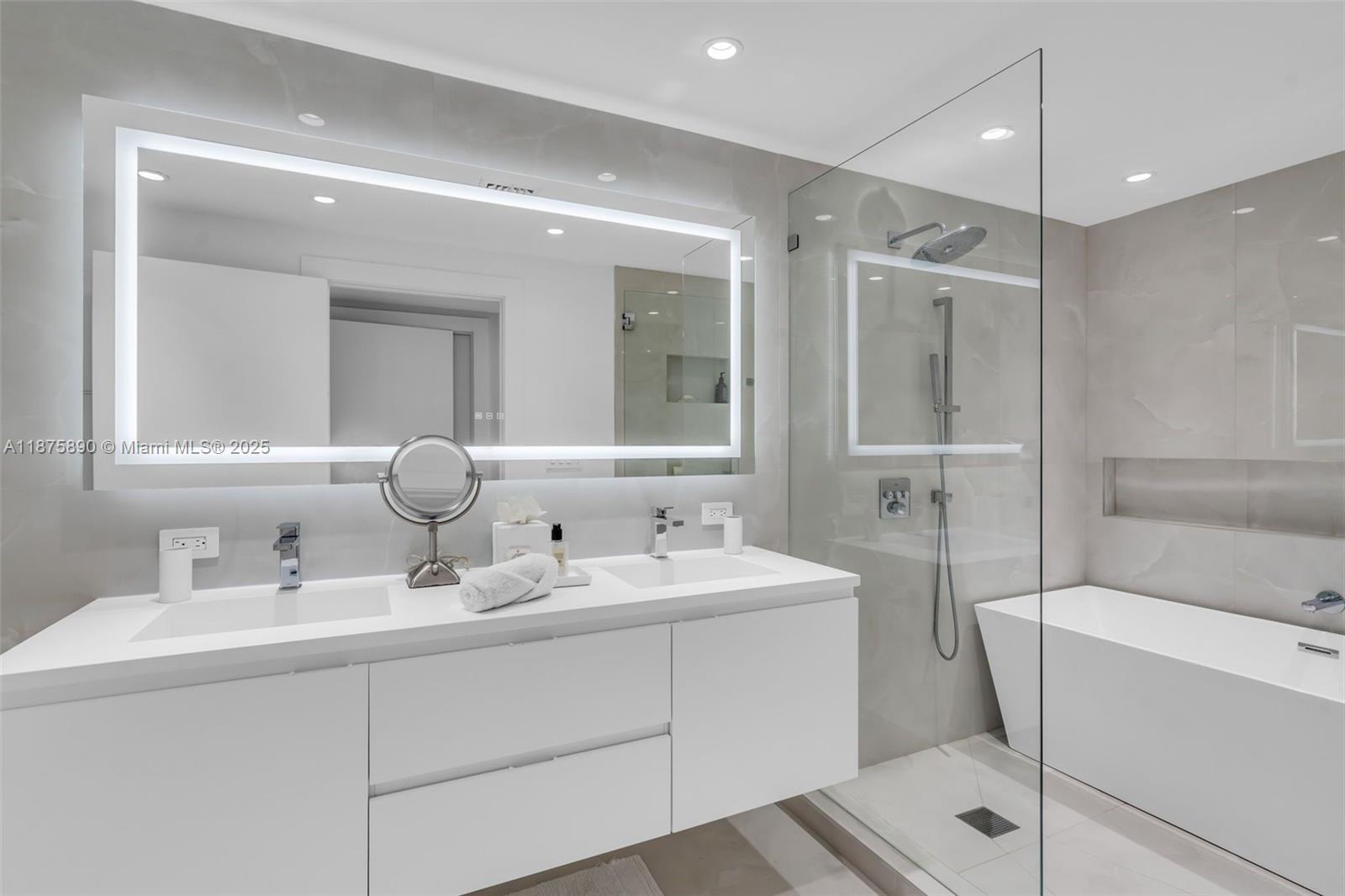 900 Biscayne Blvd #1707, Miami FL 33132