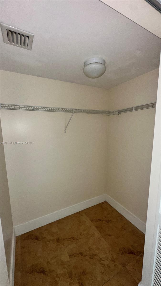 41 SE 5th St #1915, Miami FL 33131