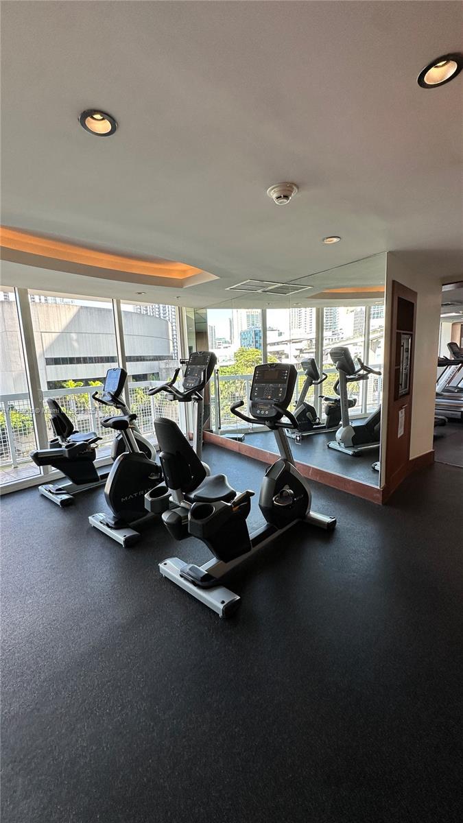 41 SE 5th St #1915, Miami FL 33131