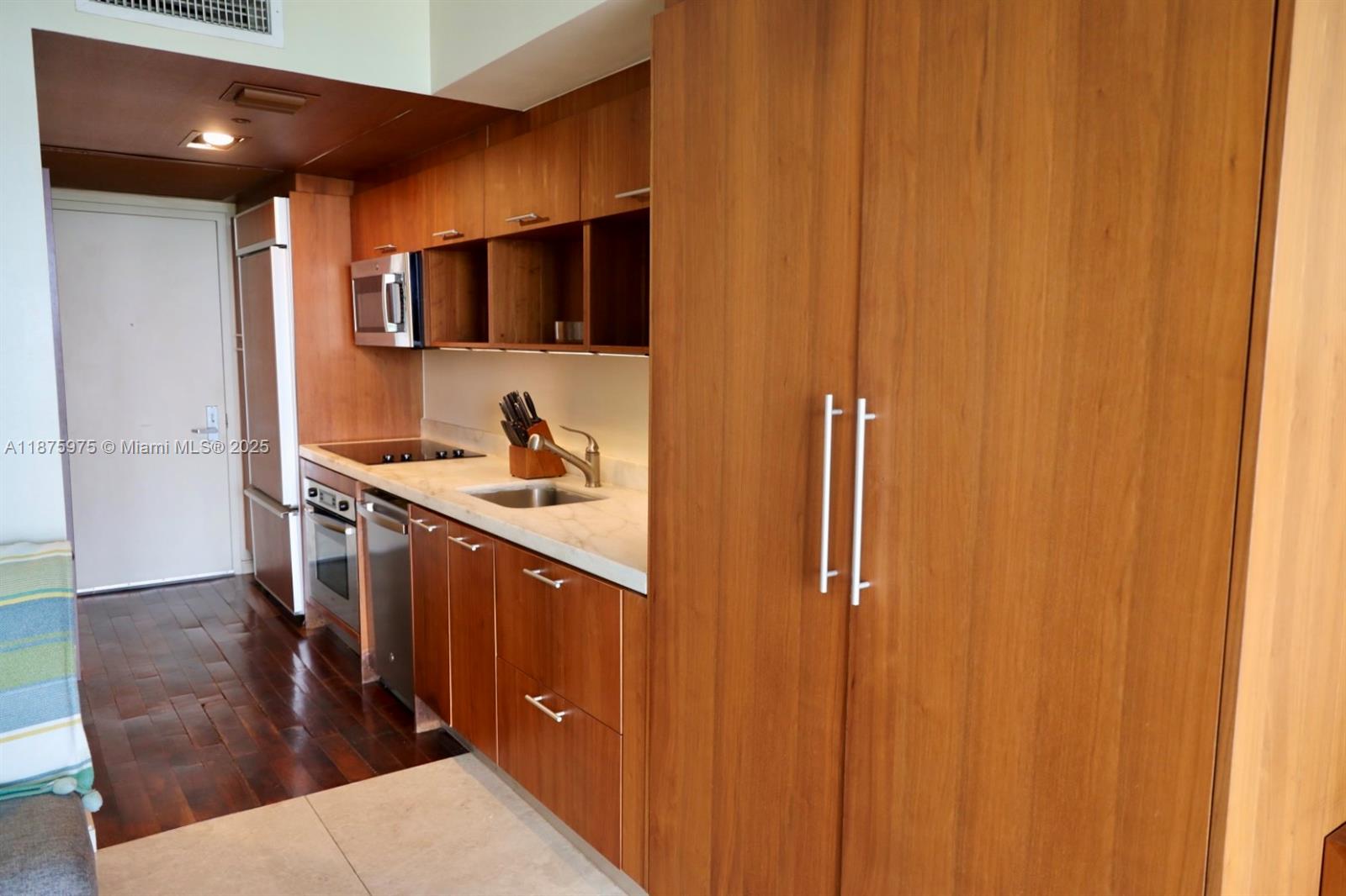 50 Biscayne Blvd #606, Miami FL 33132