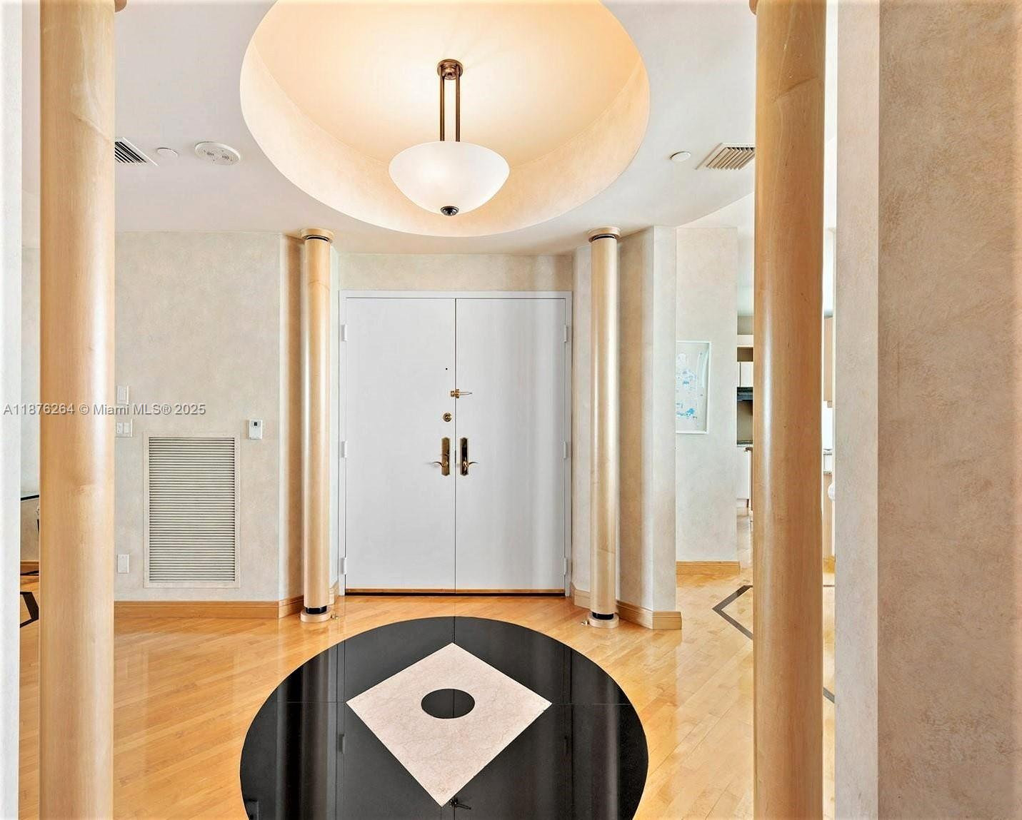 300 S Pointe Dr #3504, Miami Beach FL 33139
