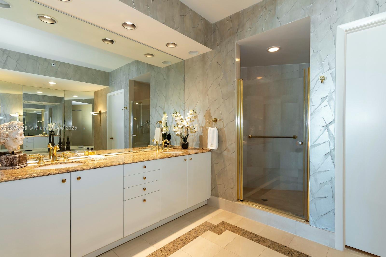 300 S Pointe Dr #3504, Miami Beach FL 33139