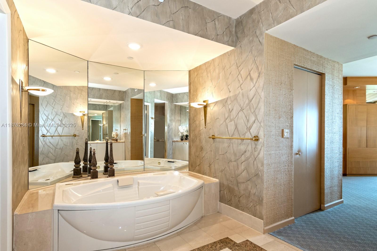 300 S Pointe Dr #3504, Miami Beach FL 33139