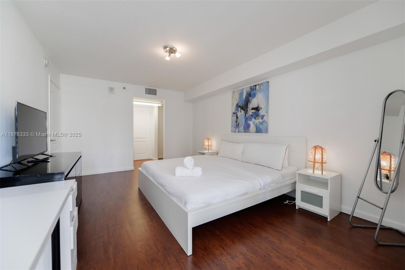 1200 Brickell Bay Dr #1720, Miami FL 33131