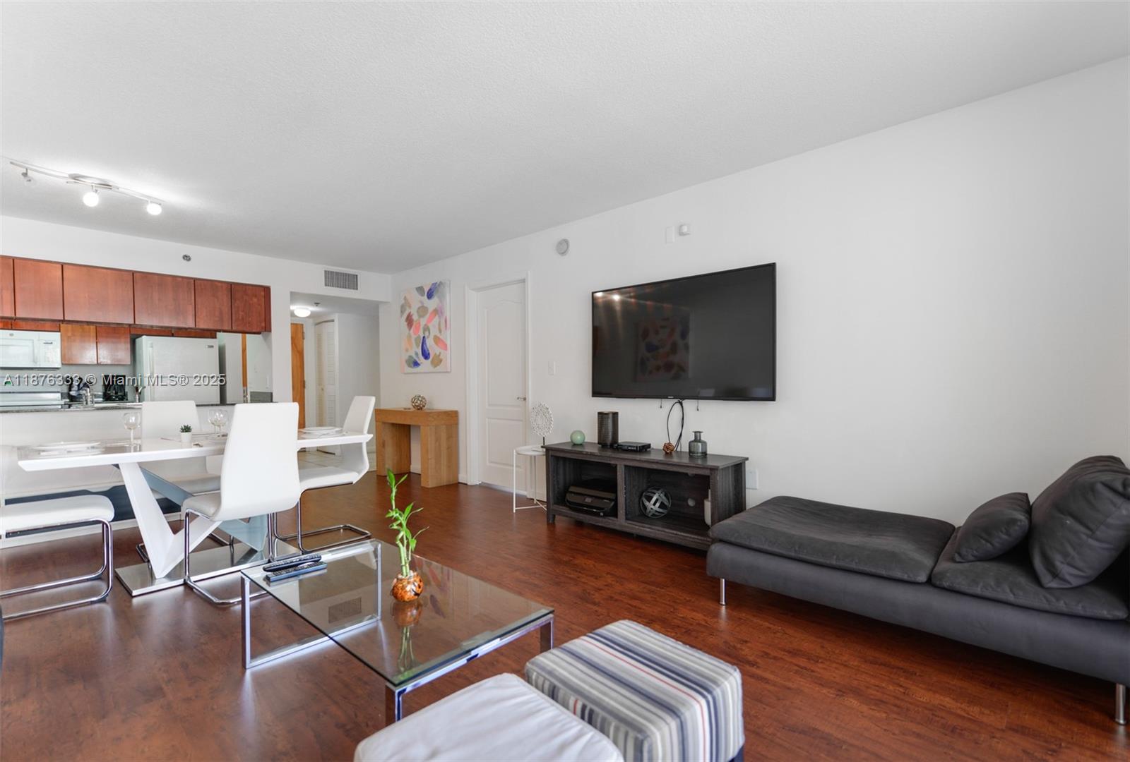 1200 Brickell Bay Dr #1720, Miami FL 33131
