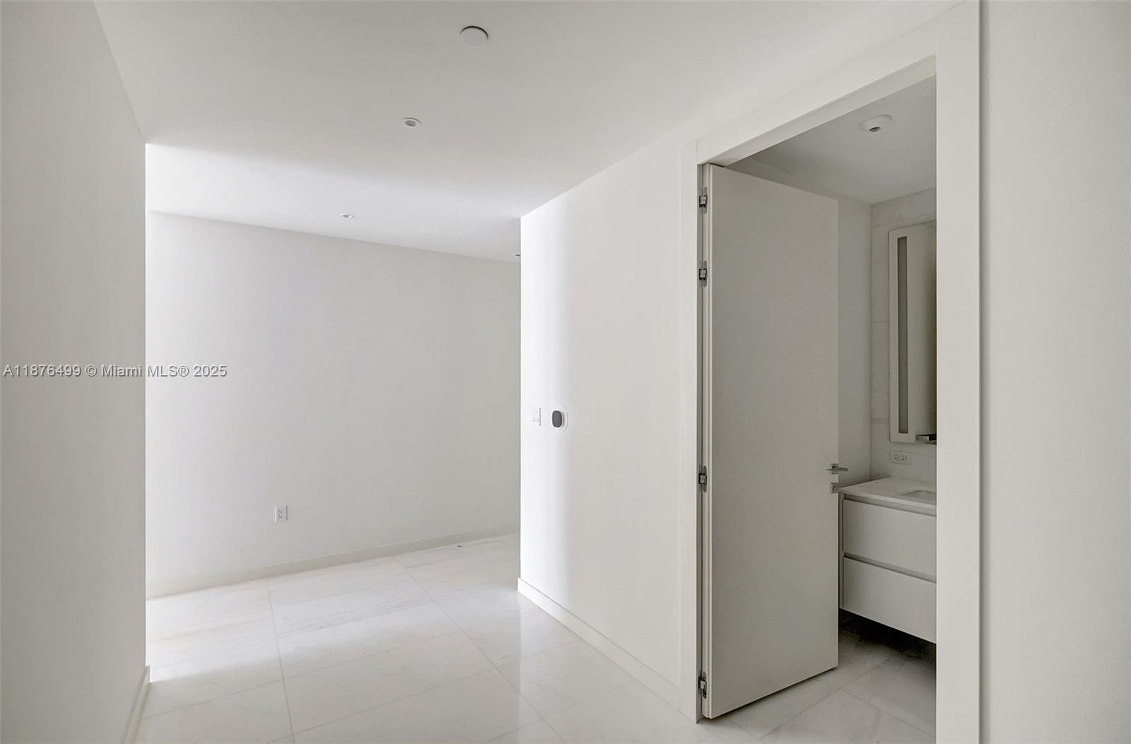 300 Biscayne Boulevard Way #2402E, Miami FL 33131