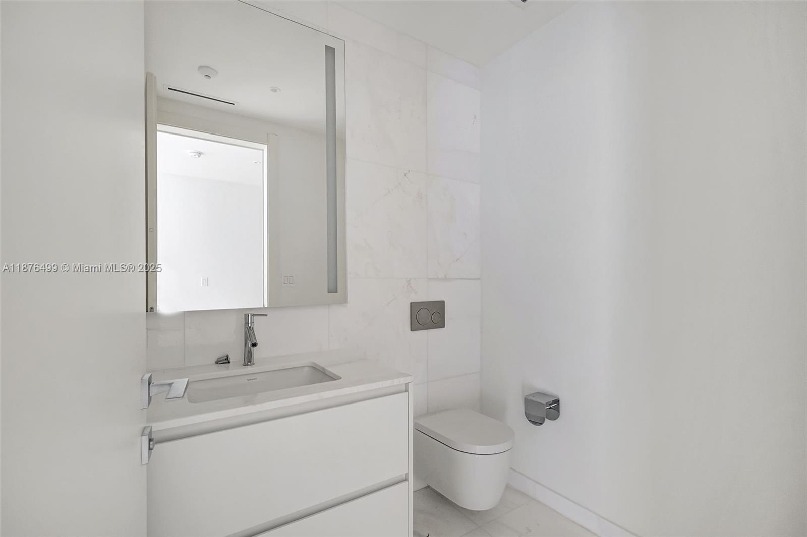 300 Biscayne Boulevard Way #2402E, Miami FL 33131