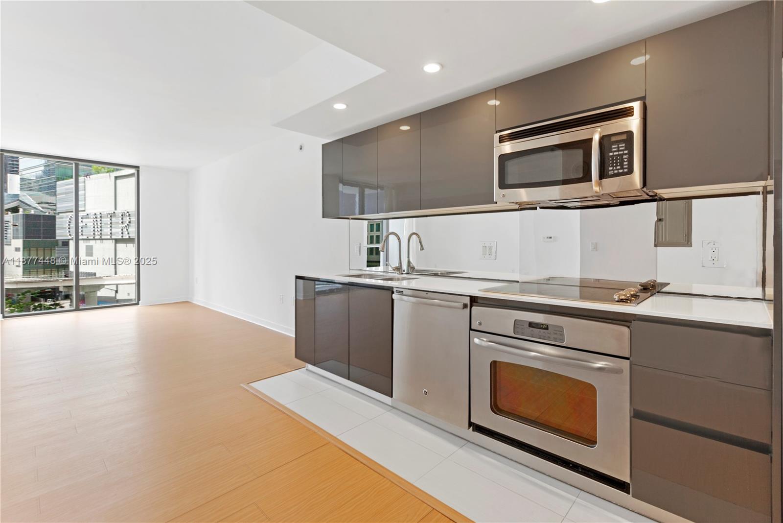 31 SE 6th St #705, Miami FL 33131