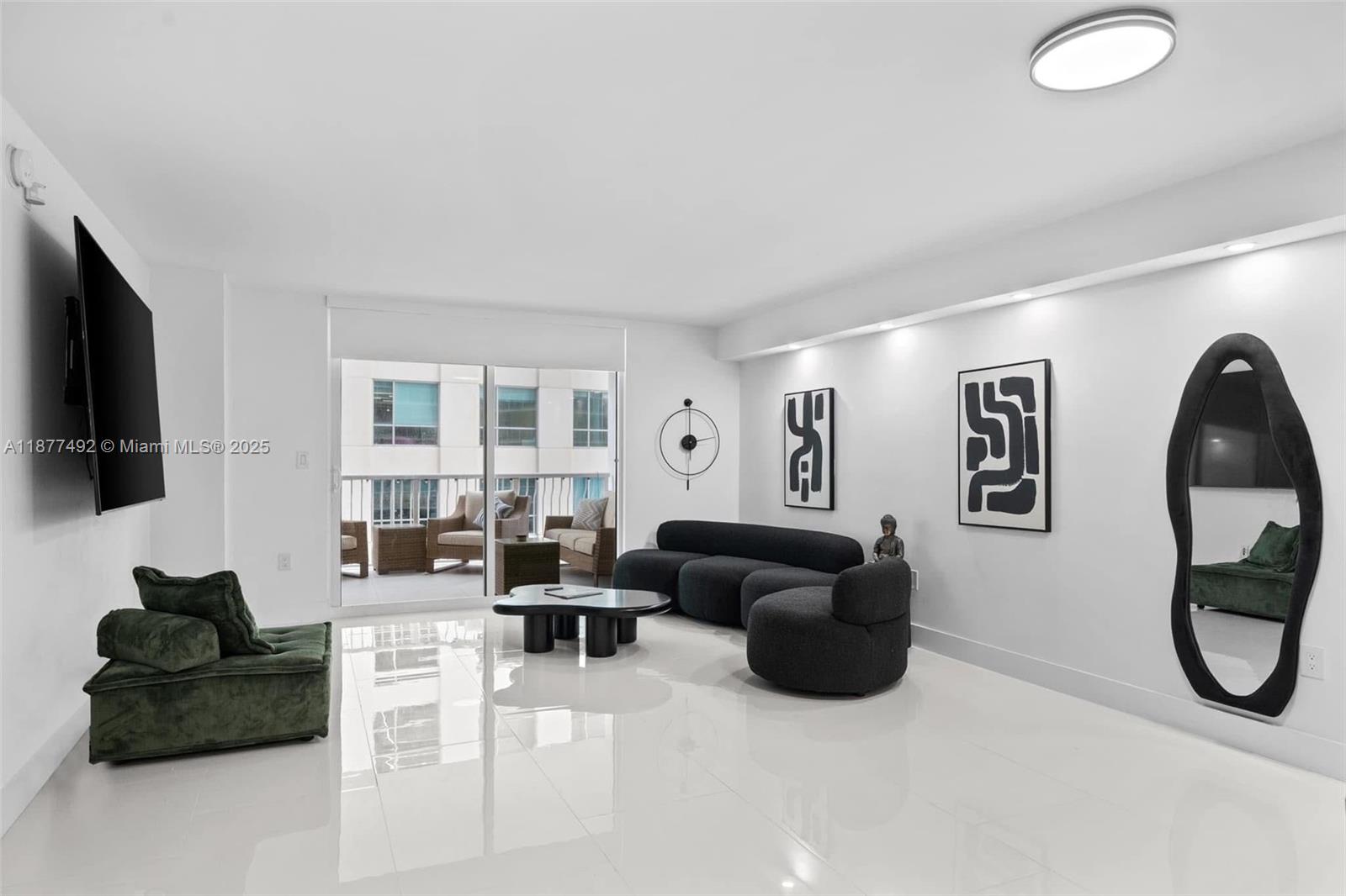 1200 Brickell Bay Dr #2812, Miami FL 33131