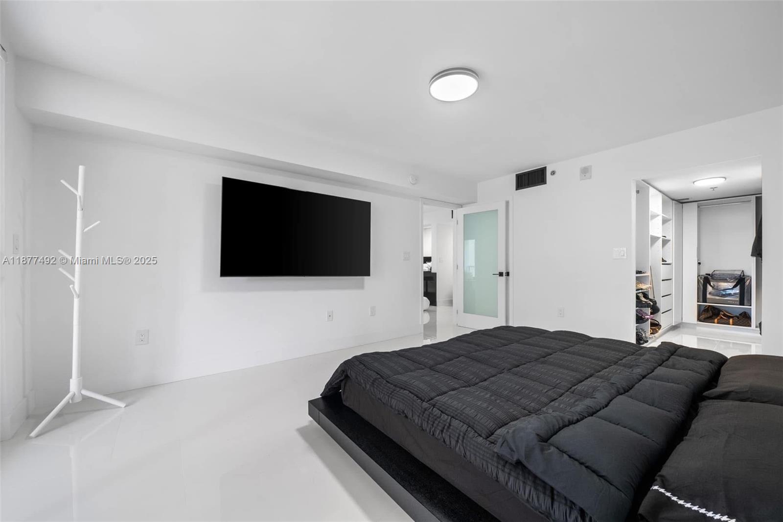 1200 Brickell Bay Dr #2812, Miami FL 33131