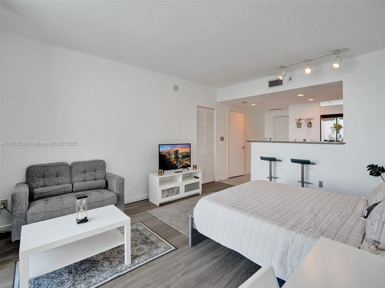 325 S Biscayne Blvd #1520, Miami FL 33131