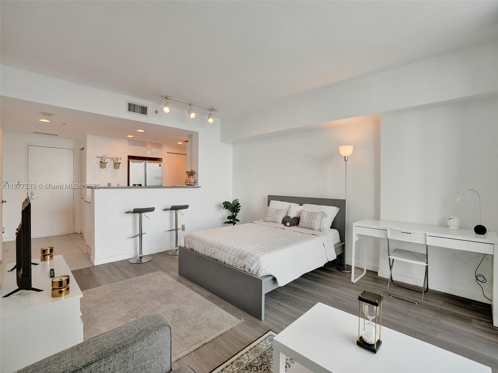 325 S Biscayne Blvd #1520, Miami FL 33131